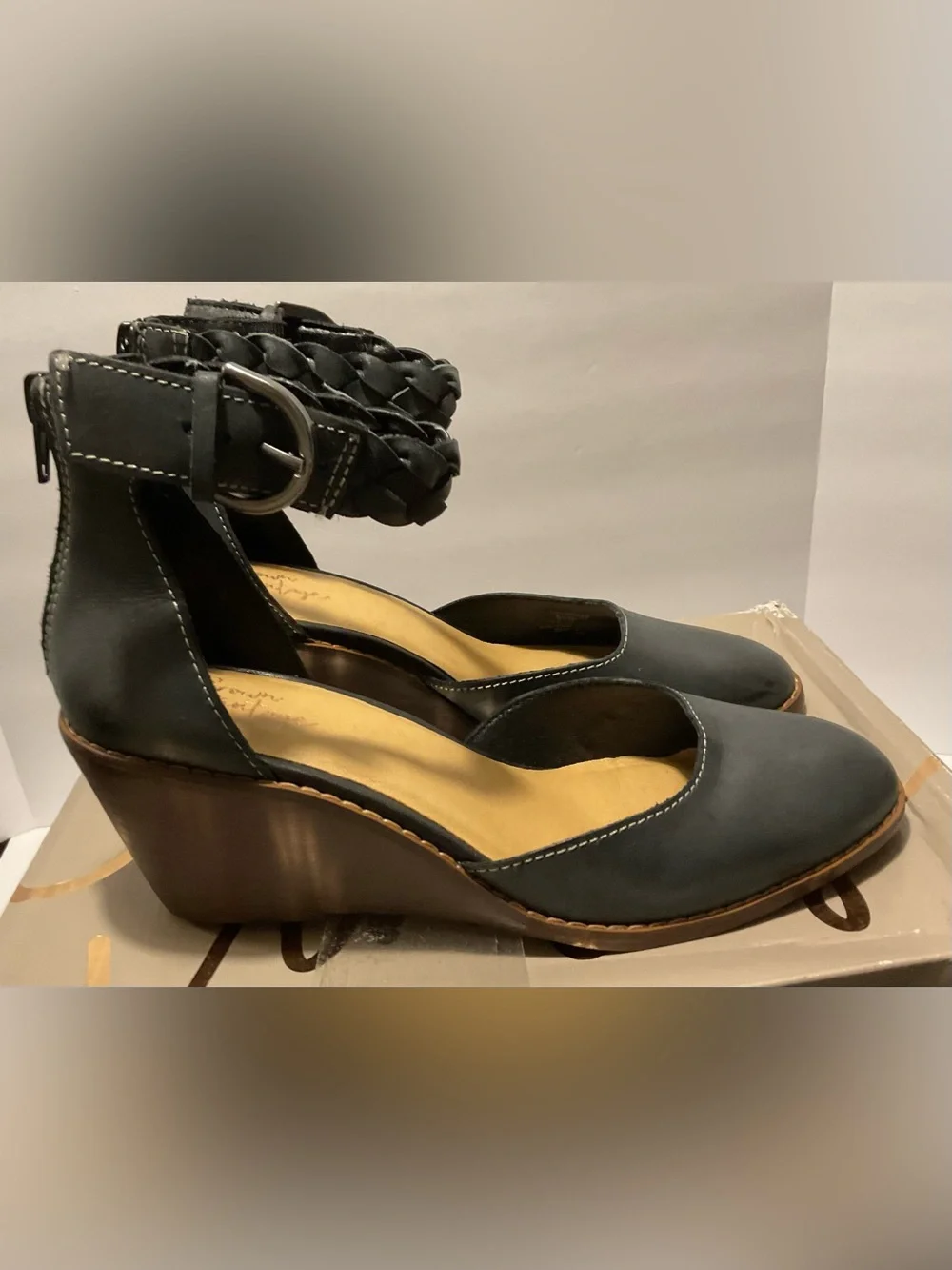 NWT - Crown Vintage ‘Lorelee’ Women's Wedge Pump, Black Leather, Sz 6